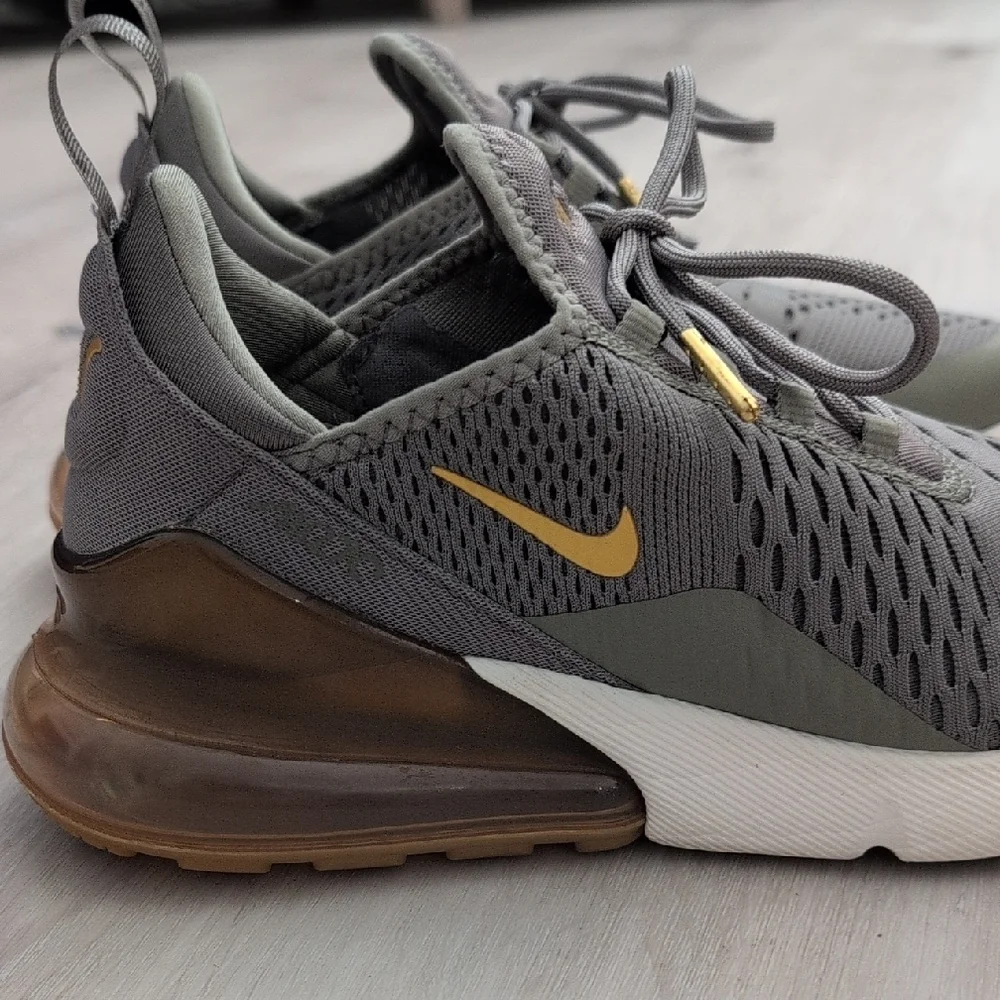 Nike Air 270 Gray Sneakers with Gold Accents - Picture 3 of 8